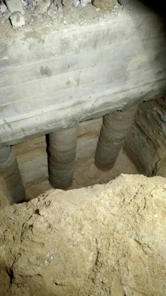 Głowice pali betonowych pod istniejącym fundamentem