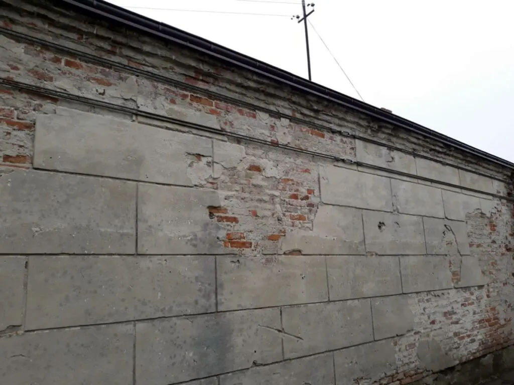 Wzmacnianie budynku za pomocą stalowych elementów stężających, wzmacnianie murów