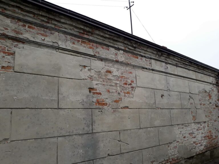 Wzmacnianie budynku za pomocą stalowych elementów stężających, wzmacnianie murów