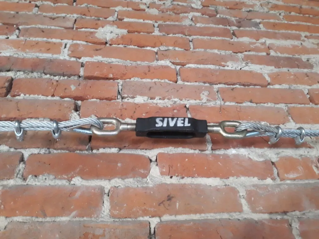 Stalowe ściągi ścian i śruby rzymskie do ankrowania murów – realizacja SIVEL