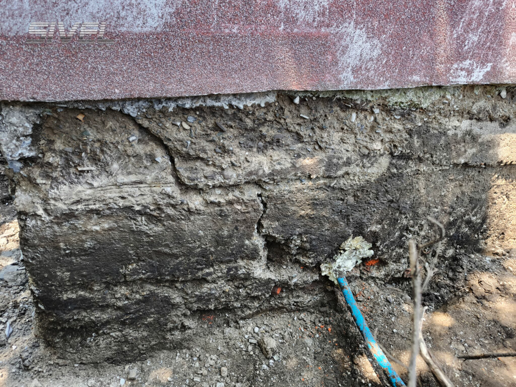 Przewód iniekcyjny wprowadzony do uszkodzonej ściany fundamentowej